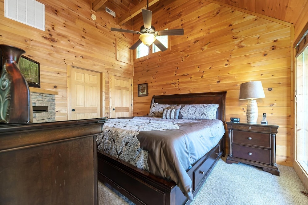 A Suite Mountain View - 4 Bedrooms, 4 Baths, Sleeps 12 Home by RedAwning