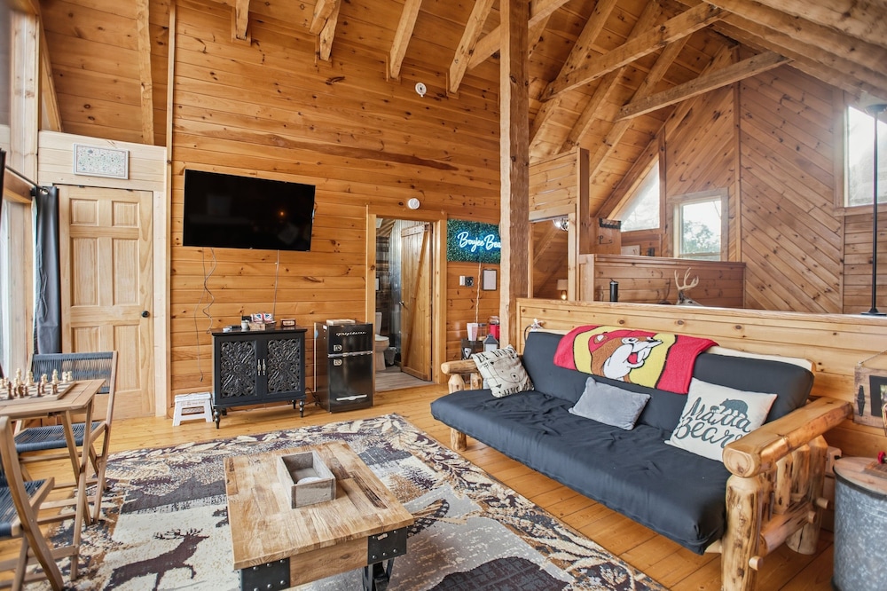 Boujee Bear Cabin With Hot Tub & Putting Green 2 Bedroom Cabin