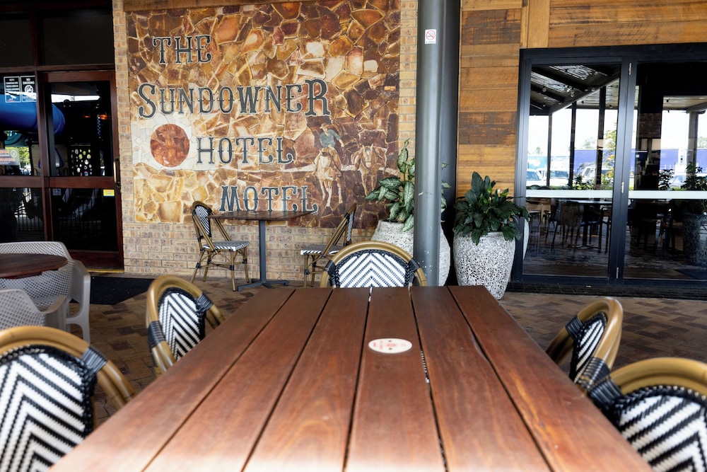 Sundowner Hotel Motel