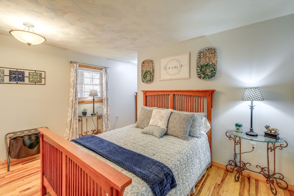 Tranquil Mountain Getaway in Troutdale: Game Room! view 3