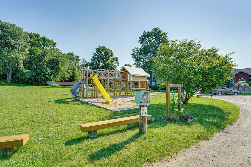 Walk to Cranberry Lake: Quaint Family Cottage