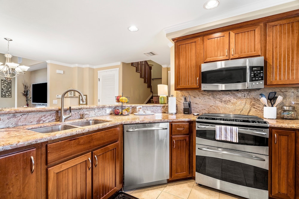 Ocean & Mountain Views - 2BR With Loft, 4 Beds - Relax in Luxury - Vrkcv