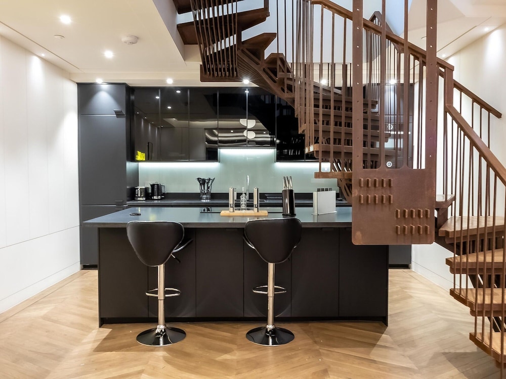 Five Bedroom Near Camden Arts Centre by Bevilla