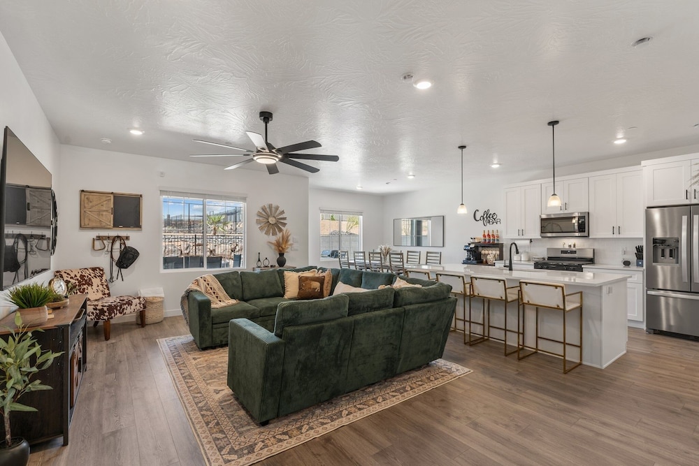Popular Poolside Retreat 4 Bedroom Townhouse