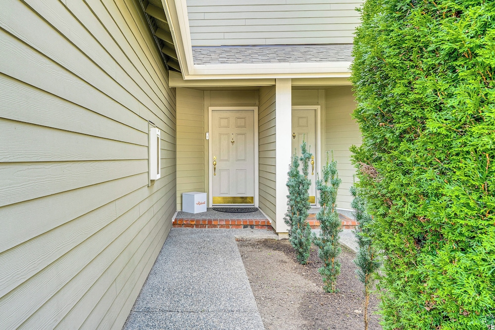 Modern Home Close to Dtwn Woodinville w/ Yard