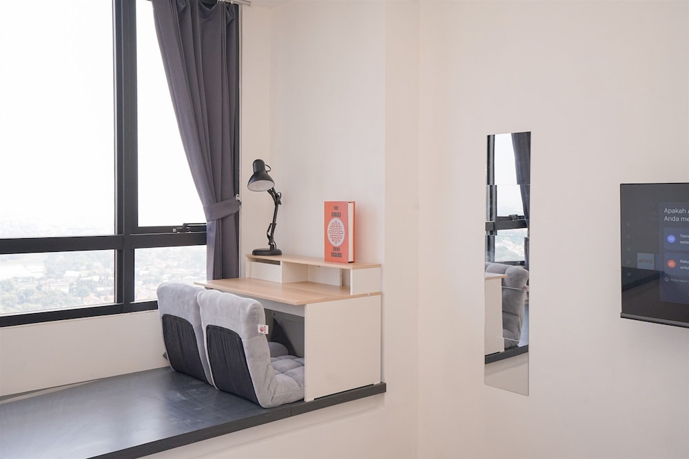 Fully Furnished and Homey Studio Collins Boulevard Apartment