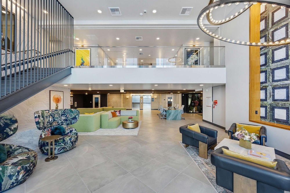 Luxury 2BR Hollywood Pool View by Oneluxstay