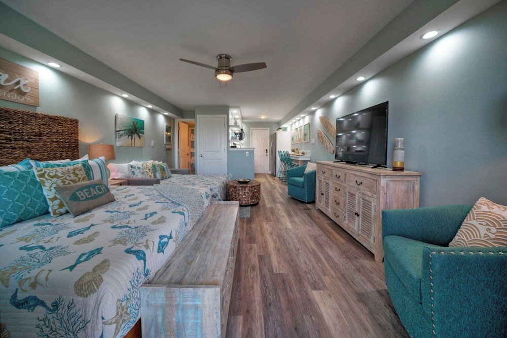 2 Beachfront Condos, Pool, Tennis/pickleball, Gulf View Island Retreat Complex