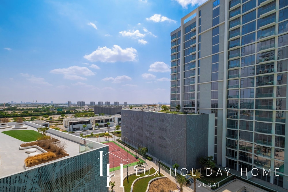 LUX | 2BR Lagoon View – District One, 10–15 min Burj Khalifa