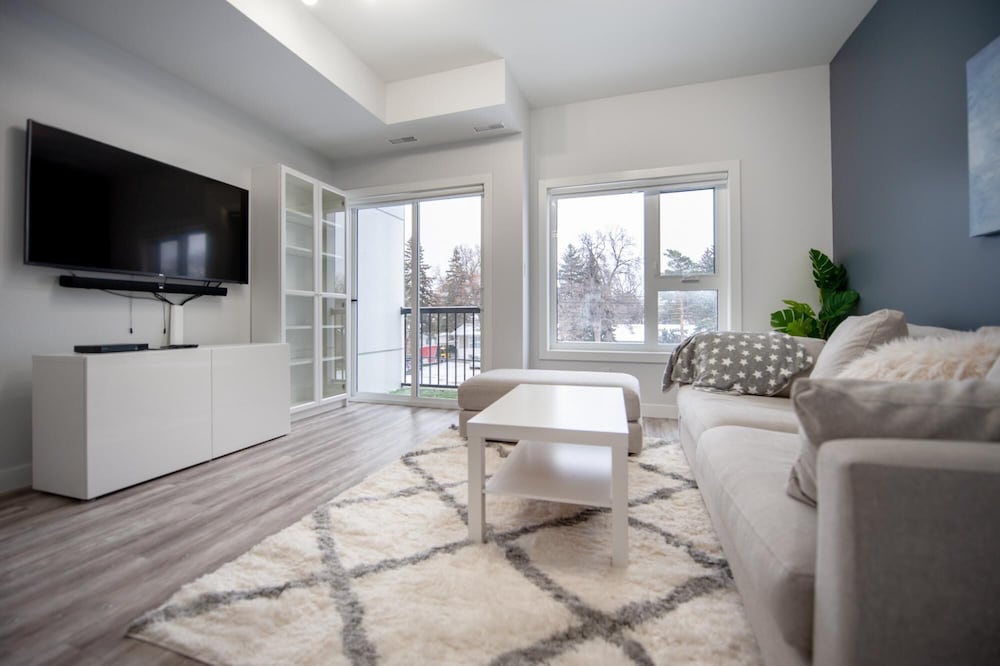 Upscale 2 Bedroom Townhouse Near Uofm IG Field - Image 1