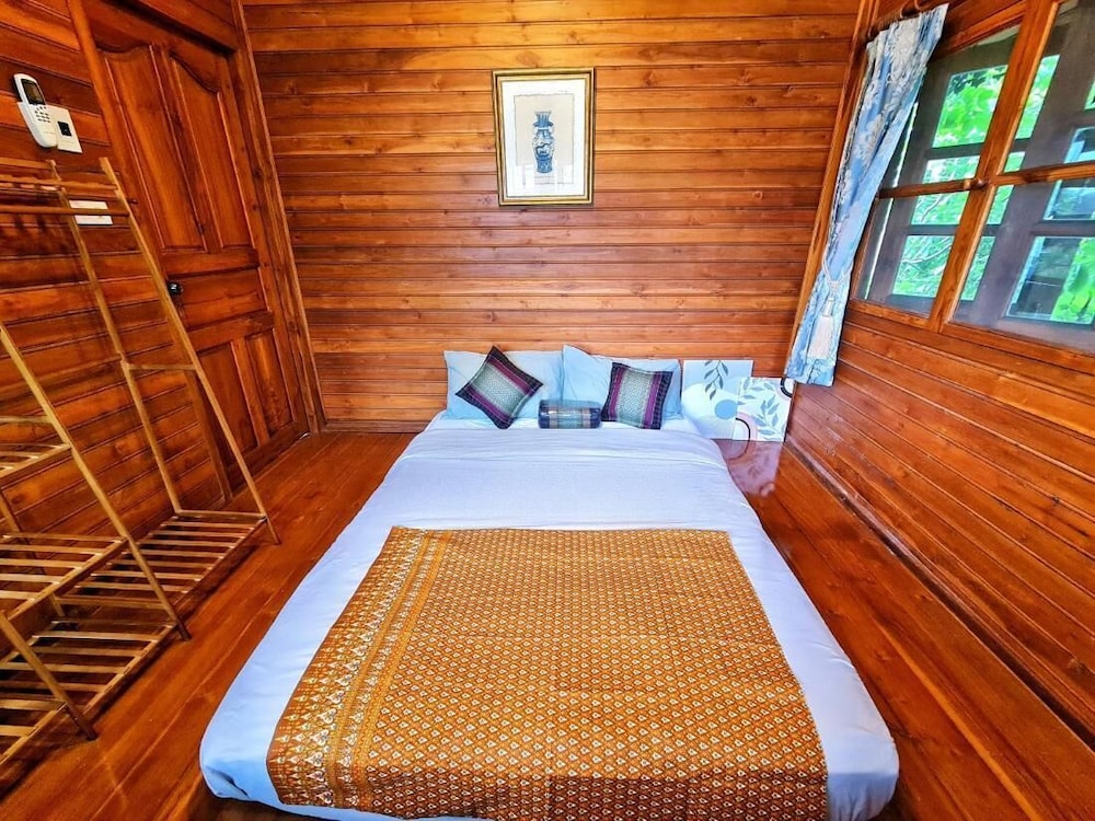 300 Years Old Wooden House w 3 Bedrooms and big Yard