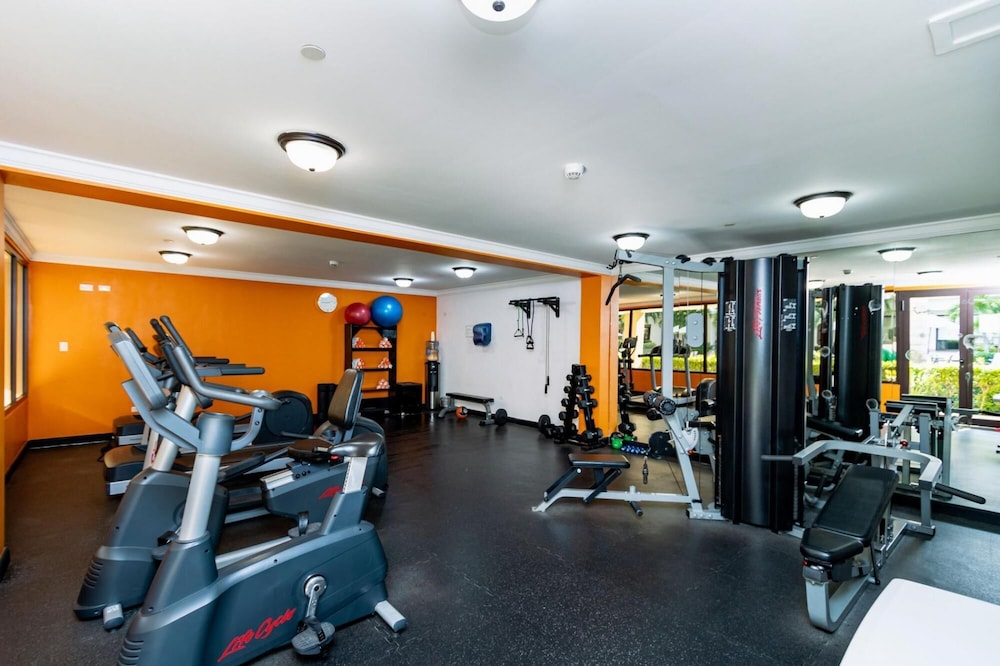 Luxury 1BR Condo Great Location Amenities