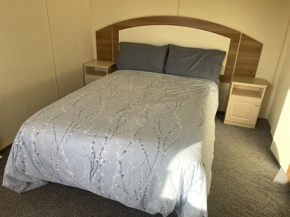 Captivating 2-bed Caravan in Clacton-on-sea view 4