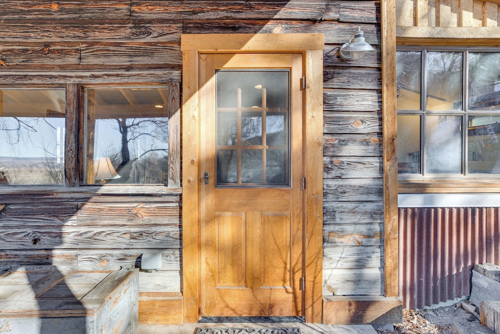 Historic Nature Lovers Cabin on Farm in Paonia!