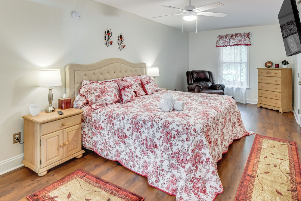 Creekside Cottage w/ Hot Tub: 8 Mi to Lake Chatuge
