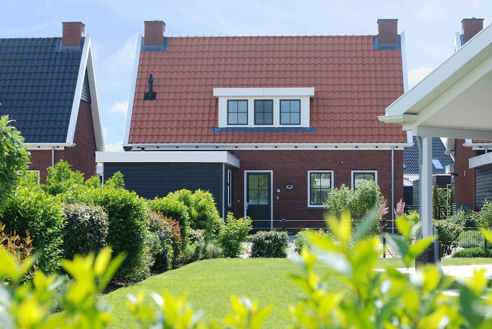 Villa in Colijnsplaat by the Lake