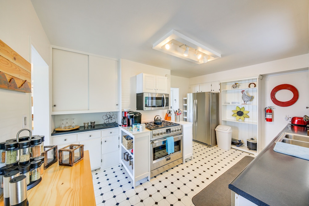 Charming Sagle Retreat w/ Hot Tub  Cozy Fireplace - Property Image 17