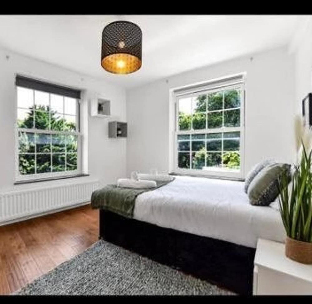 4 Bed Flat - Sleeps 10 - Pets - Parking