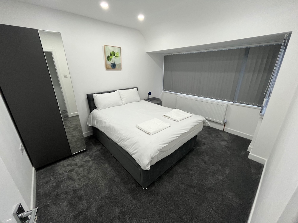 Spacious 4 Bed Home - Sleeps 7, Garden & Parking