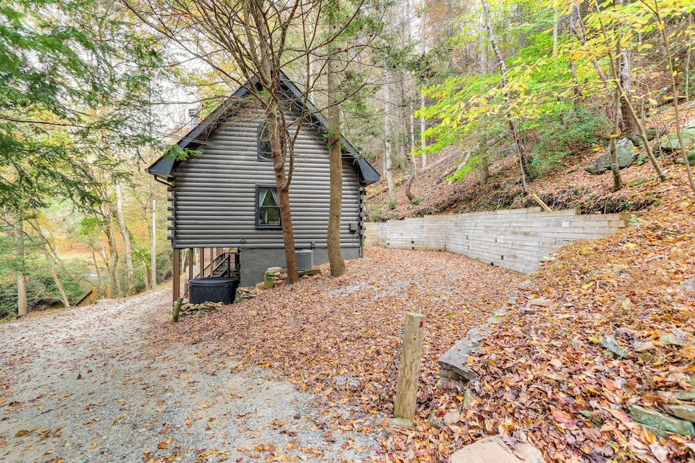 Private Hot Tub: Secluded Ellijay Cabin on River