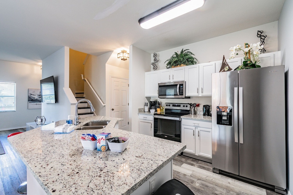 4BR Townhome w/ Pool in Bella Vida Resort