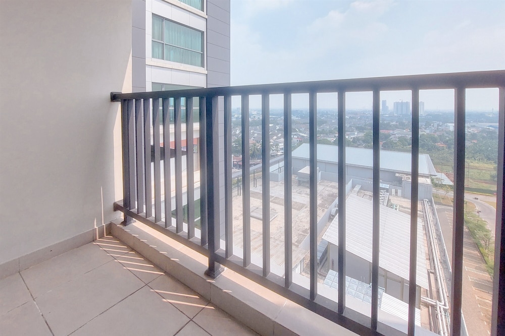 Modern Look 1Br Without Living Room At Bintaro Embarcadero Apartment