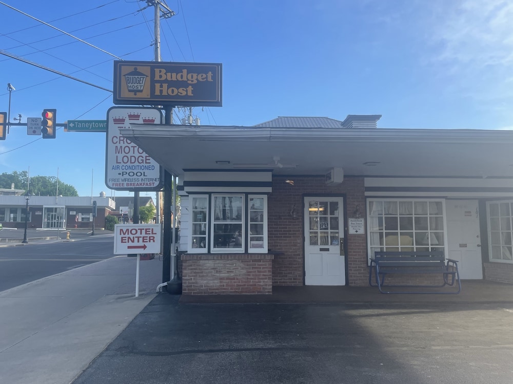 Budget Host Three Crowns Motor Lodge