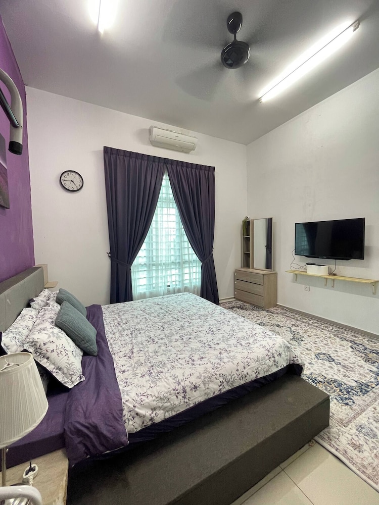 Spacious Family Homestay in Durian Tunggal With Private Pool