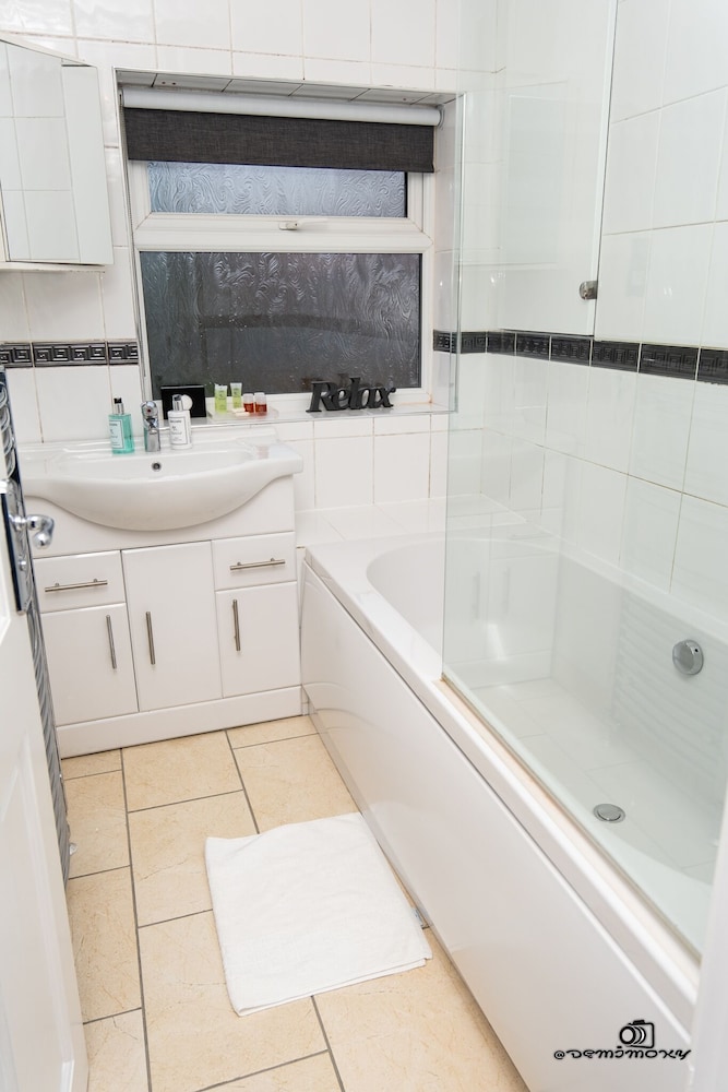 Walsall Vacations - Cosy Home With Private Parking - Property Image 13