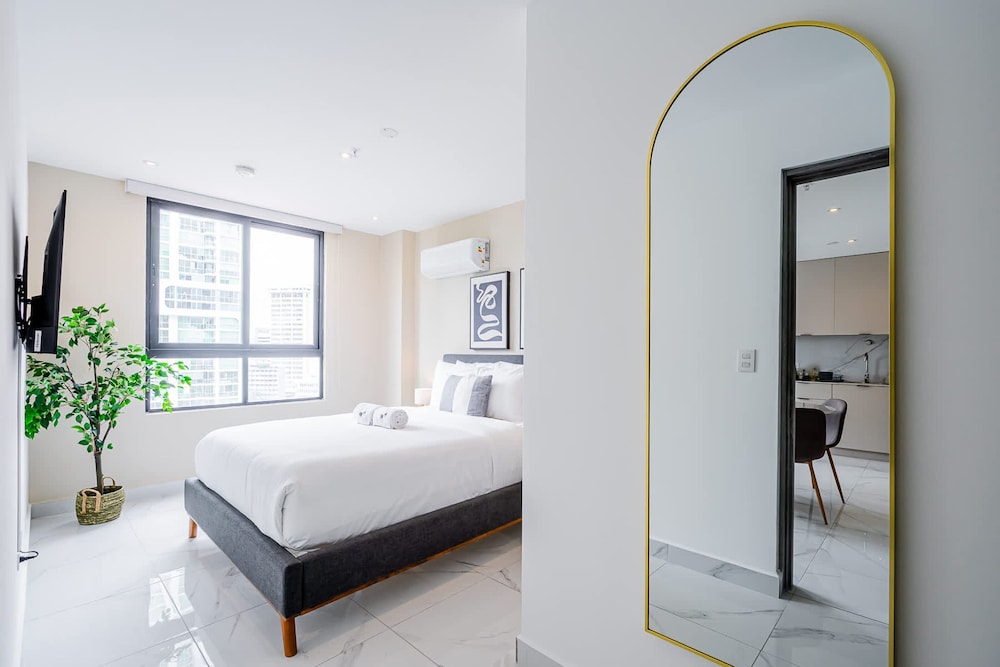 w Scenic 1BR w Panoramic City View in Calle 50