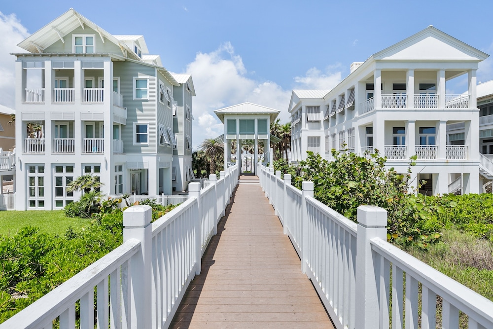 Palm House - Private Beachfront House 3 Bedroom Home by RedAwning