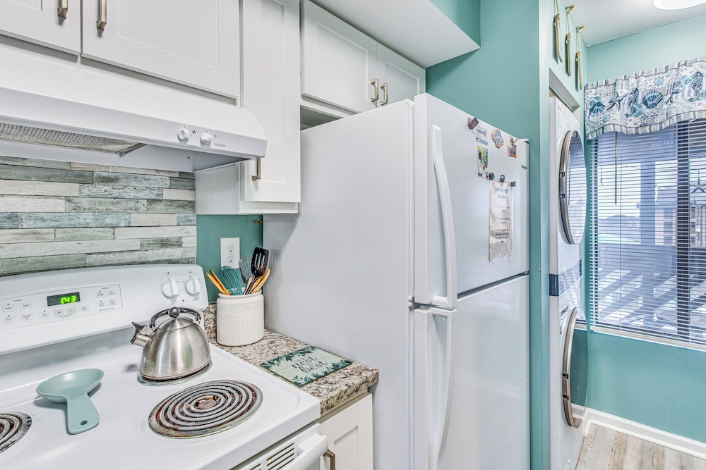 Walk to Ocean: Condo w/ 2 Pools in Myrtle Beach