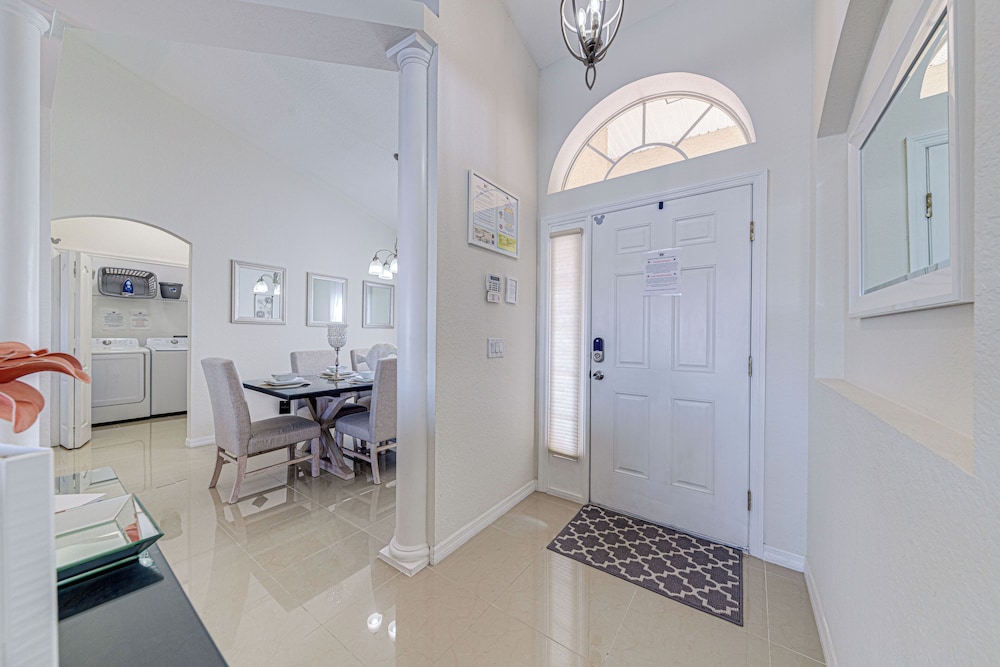 Elegant 4Br Retreat W/ Stylish Interior & Kitchen