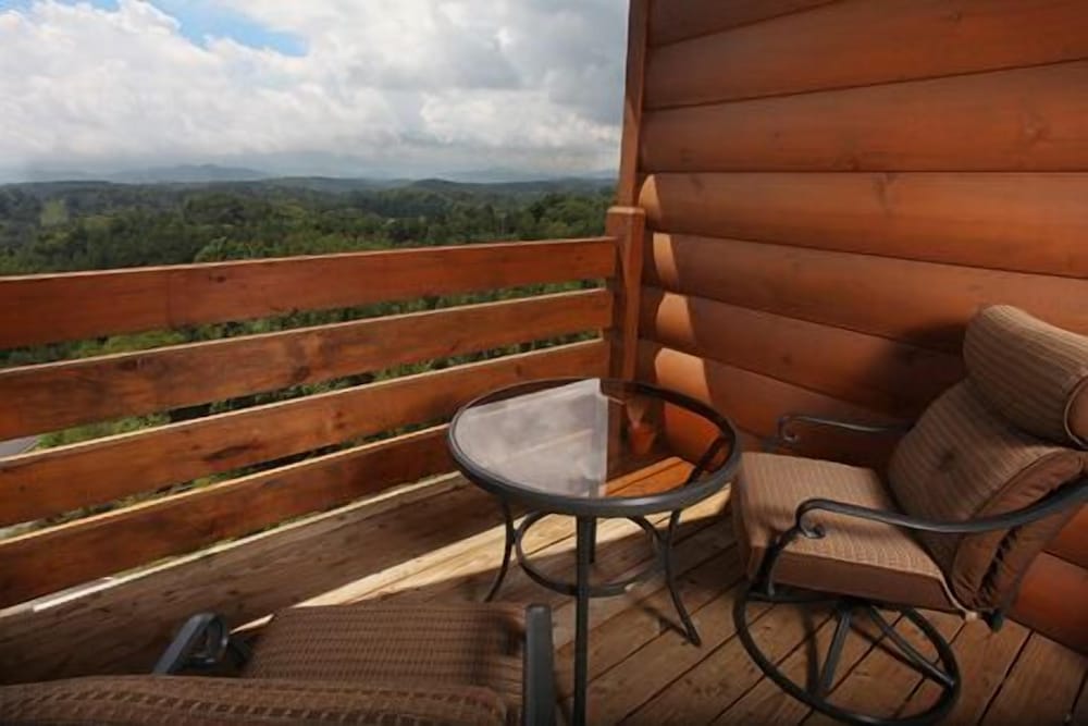 Serenity Mountain Pool 9 Br cabin by RedAwning