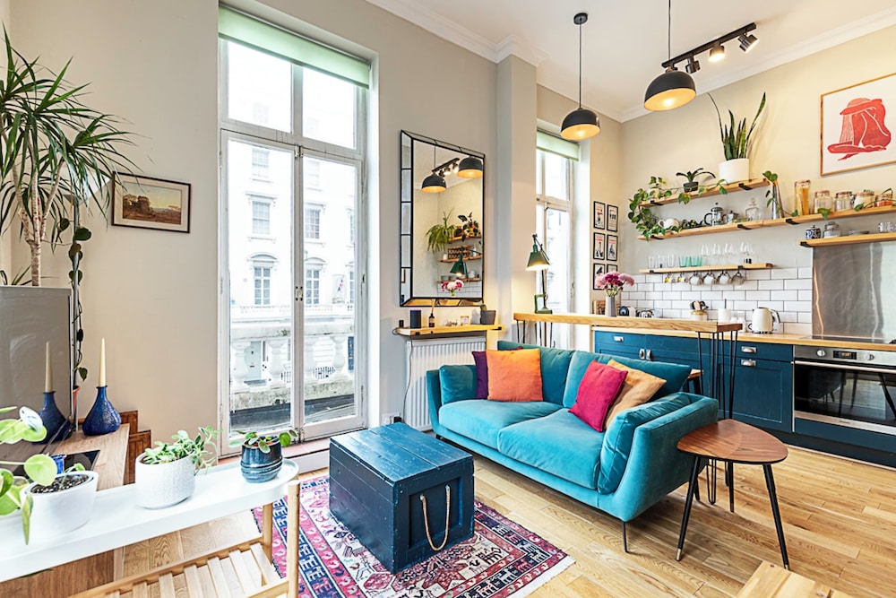 Beautiful Two Bedroom Abode Near Victoria