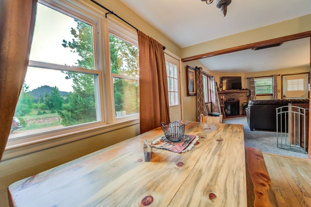7 Bedroom on the Side of Pikes Peak on a Mountain Stream