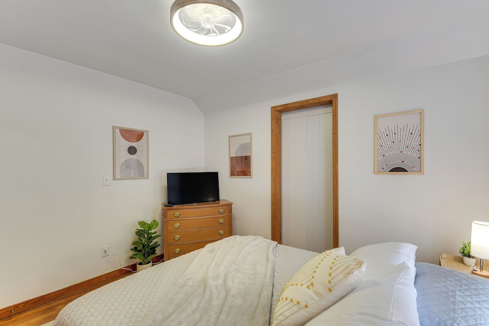 1 Mi to Dtwn Burlington: Modern Home w/ Yard!
