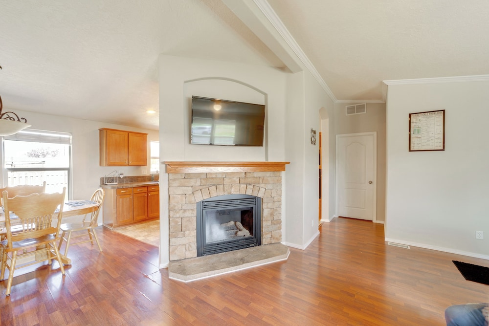 1 Mi to Lake: Getaway w/ Patio in Coulee City!