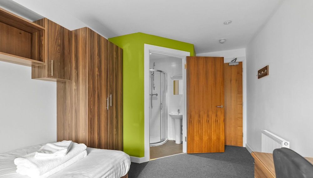 8 Bed Apartment @ Derriford Stays by Pureserviced