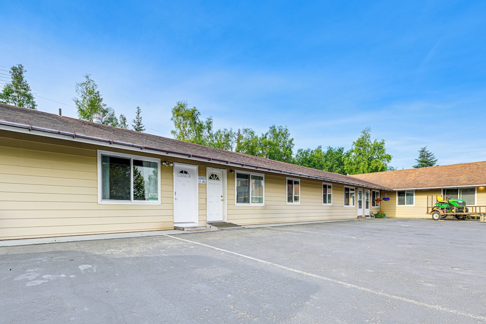 Walk to Parks: Snug Soldotna Sanctuary! view 4