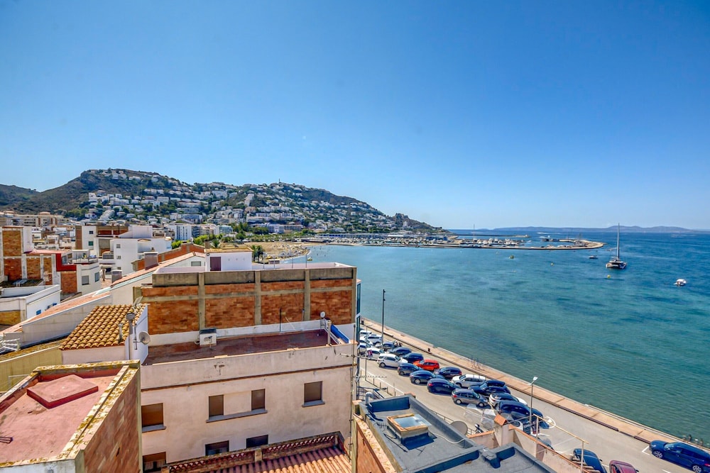 Apartment in Roses Near Beach