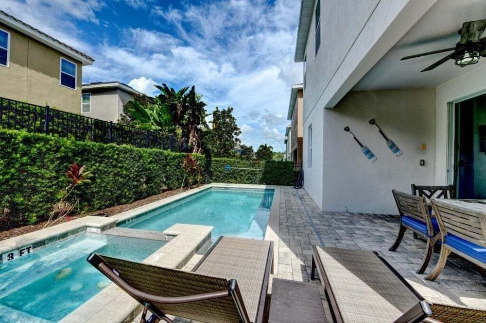 Elegant 8br Retreat W/ Private Pool, Spa & Family-friendly Comfort 8 Bedroom Villa
