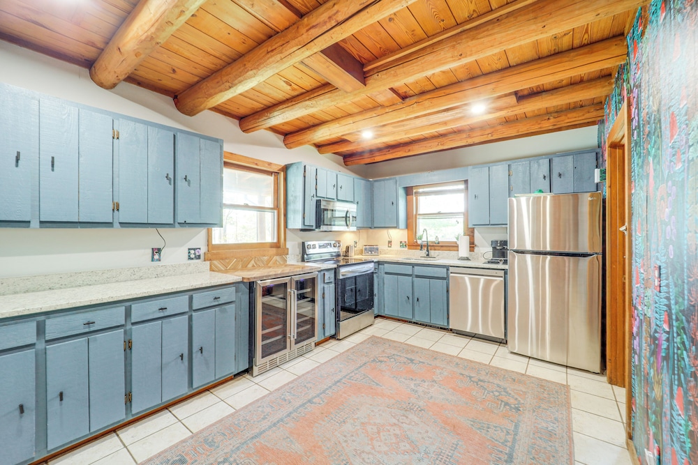 2 Mi to Appalachian State: Cabin w/ Outdoor Spaces