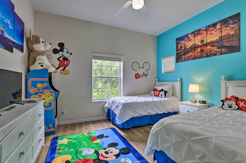 Vibrant Condo w/ Pool Access: 11 Mi to Disney