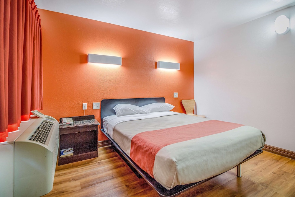 Motel 6 Conroe, TX