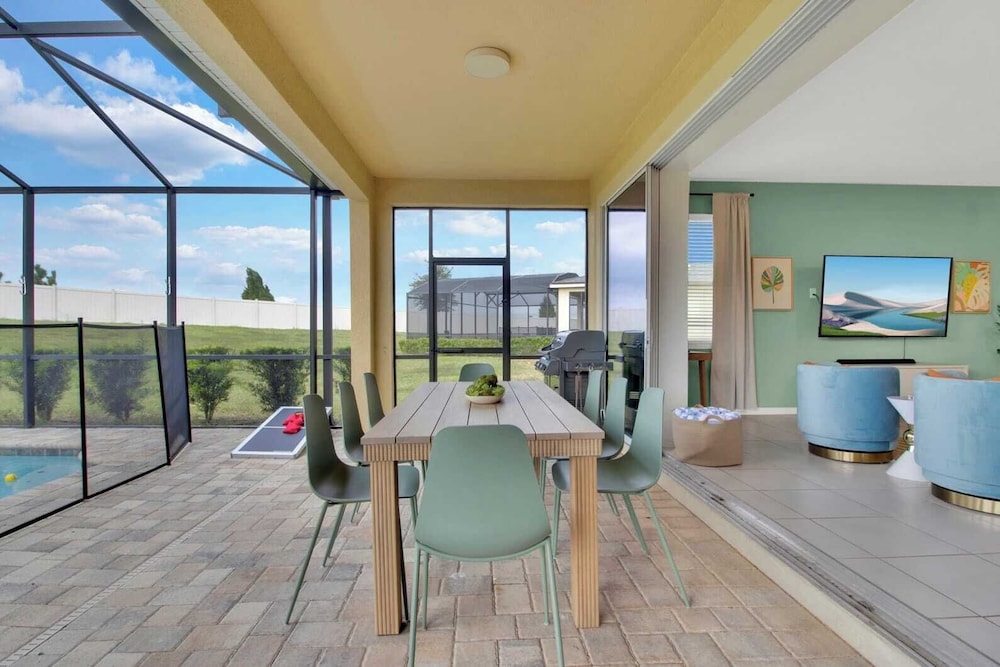 Sleeps 20! 9bdr, Star Wars-themed Game Room, Pool, Hot Tub Nassau by Avantstay