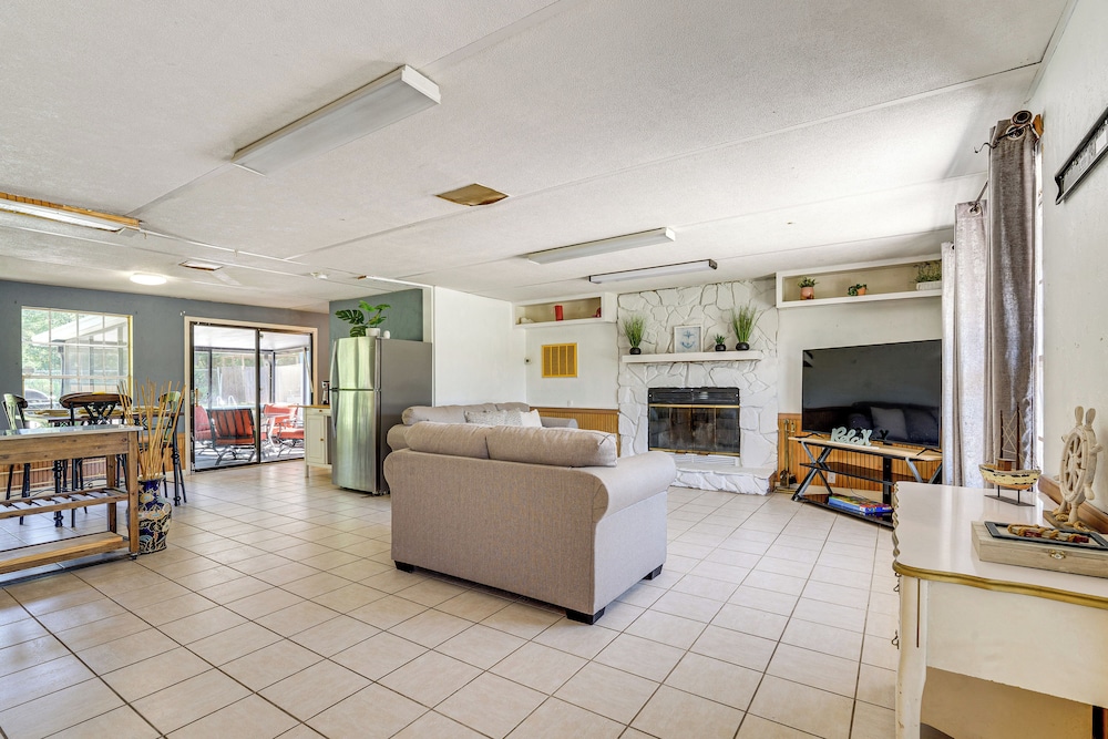 2 Mi to Manatees: Homosassa Home w/ Lanai!