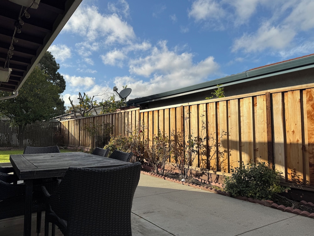 Sunnyvale 3B2b Super Big House