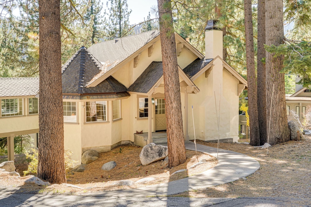 1 Mi to Lift! Olympic Valley Chalet w/ Hot Tub