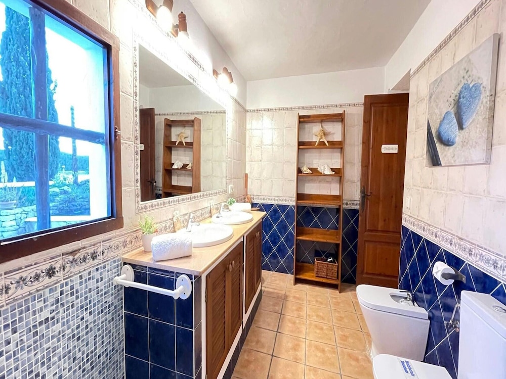 Holiday Home Near Stunning Beaches
